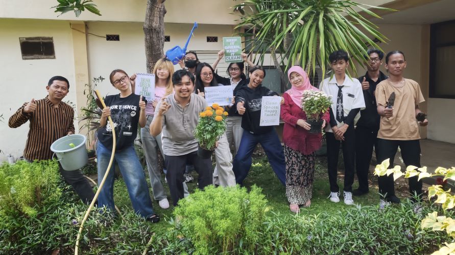 Aksi Peduli Lingkungan FIB Untag Surabaya Hijaukan Taman Lumba-Lumba 
