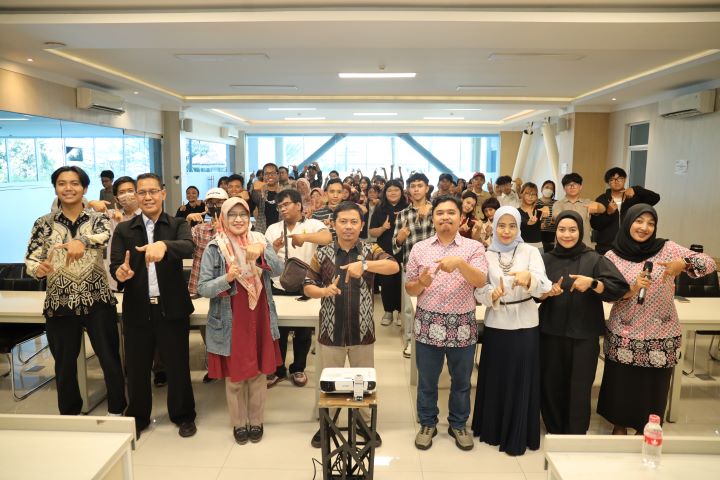 Alumni FIB Untag Surabaya Bagikan Strategi Membangun Karier