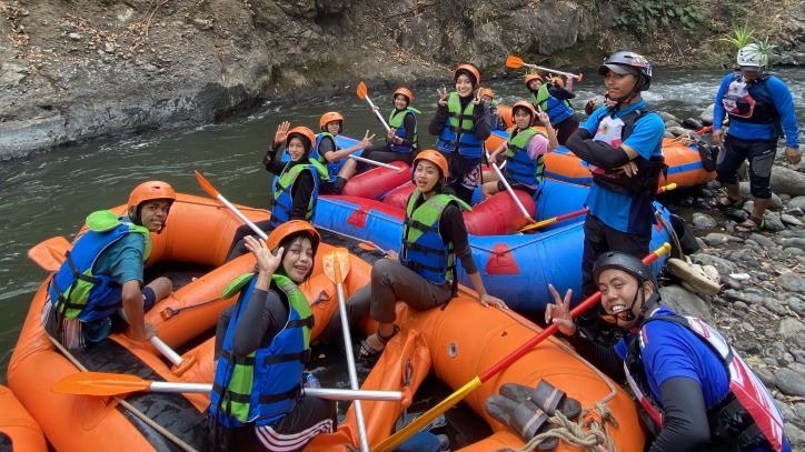 Dolen Bareng PATAGA Surabaya Ajak Mahasiswa Rasakan Serunya Arung Jeram